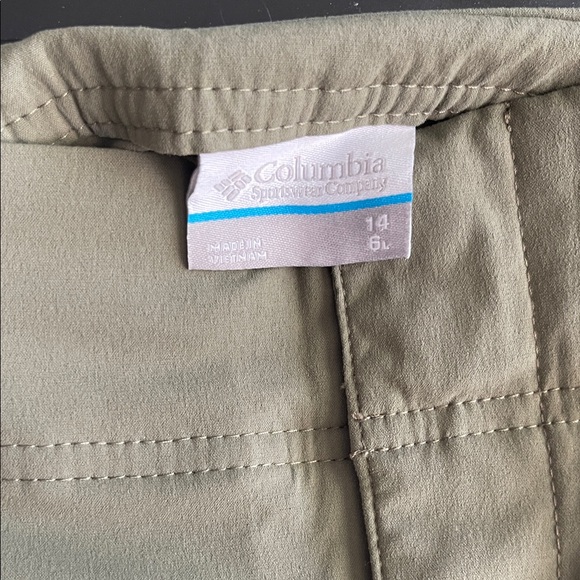 Columbia Women’s Olive Green Performance Hiking Shorts - Picture 4 of 5